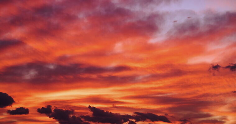 백그라운드 오렌지 자연 하늘 사람없음 빨간색 빛 햇빛 노란색 일출 보라색 일몰 시간 황금 정상 저녁 회전 장면 천국 폭풍우 4K 타임랩스 MOV 해외동영상 클립영상 컬러 과일 촬영기법 태양 노을 비_날씨 야간 자연재해 생태계 동영상 파일형식