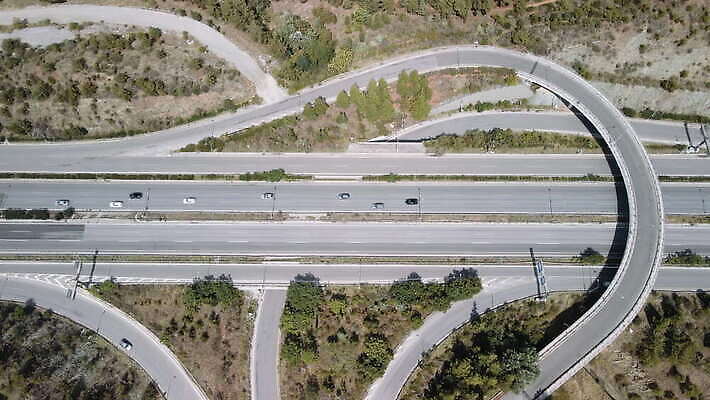 외관 유럽 도로 여행 교통시설 자동차 건설업 파노라마 풍경 사람없음 야외 맑음 역사 연결 지중해 교차로 출퇴근 마케도니아 발칸반도 4K MOV 해외동영상 클립영상 나라 산업 길 육상교통 바다 교통 비즈니스 날씨 촬영기법 시설 동영상 파일형식 남유럽