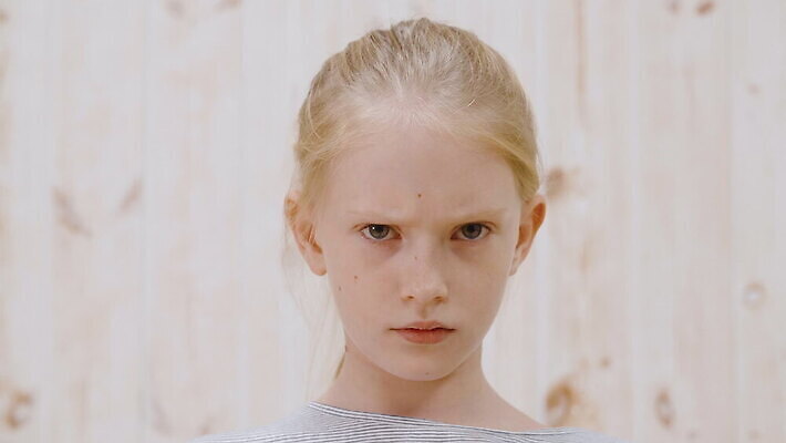 응시 여자 감정 얼굴 어린이 스트레스 표정 한명 서기 사람 10대 힘 분노 표현 좌절 묘사 문제 성실 무거움 나쁜 부정적 심각 MOV 해외동영상 클립영상 1 시선 컨셉 모션 청소년 신체부위 무게 동영상 파일형식