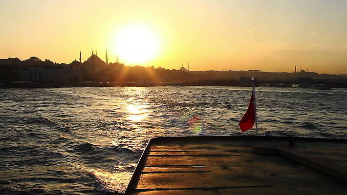 바다 여행 요트 교통시설 자국 자연 갈매기 조류 하늘 이스탄불 따뜻함 사람없음 물 태양 노란색 항구 일몰 깃발 도시 보트 크루즈 갑판 출발 함선 칠면조 내추럴 광 보스포루스 자취 MOV 튀르키예 해외동영상 클립영상 자연요소 동물 아시아 컬러 교통 컨셉 배_교통 노을 시설 생태계 동영상 파일형식