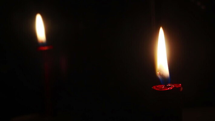 컨셉 촛불 유리 불 휴식 사람없음 빨간색 빛 반사 검은색 어둠 희망 거울 슬픔 램프 액체 영혼 명상 문학 신성 연소 광 블러 심지 왁스 화상 MOV 해외동영상 클립영상 자연요소 감정 컬러 초 재질 조명 상처 동영상 파일형식