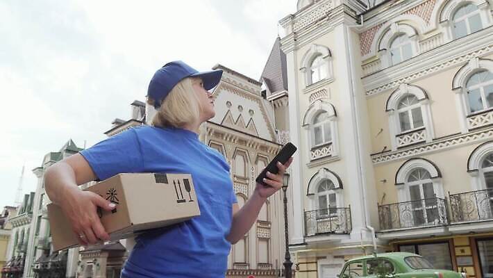 직업 산업 지도 인터넷 비즈니스 통신 노동자 거리 주택 한명 야외 스마트폰 상자 글로벌 화물 표현 도시 업무 어플리케이션 배달원 구매 종업원 서비스 속도 딜러 부름 패키지 질서 온라인 주소 4K MOV 해외동영상 클립영상 1 모션 사람 건물 핸드폰 스마트기기 쇼핑 운송업 예절 작업 동영상 파일형식