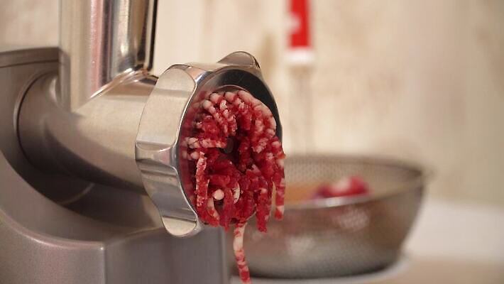 음식 재료 주방용품 주택 육류 돼지고기 요리 사람없음 빨간색 금속 주방 기계 장비 소고기 기구 공구 신선 업무 사발 자르기 준비 날것 그라인더 갈기 다진 방법 생식 철강 4K MP4 해외동영상 클립영상 컬러 생활용품 식재료 모션 재질 건물 도구 작업 사기그릇 동영상 커피용품 파일형식