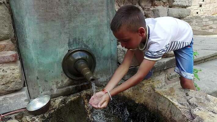 동물 디자인 남자 유럽 얼굴 음료 어린이 벽 컬러 한명 사람 소년 야외 초록색 물 금속 이탈리아 수확 골동품 바위 시골 신선 중세 역사 그래피티 오브젝트 분수 부식 수도꼭지 천연기념물 놋쇠 밀라노 불가리아 옛날 스타일 4K MP4 해외동영상 클립영상 자연요소 1 나라 농업 재질 신체부위 돌_바위 낙서 그림 동영상 파일형식 남유럽