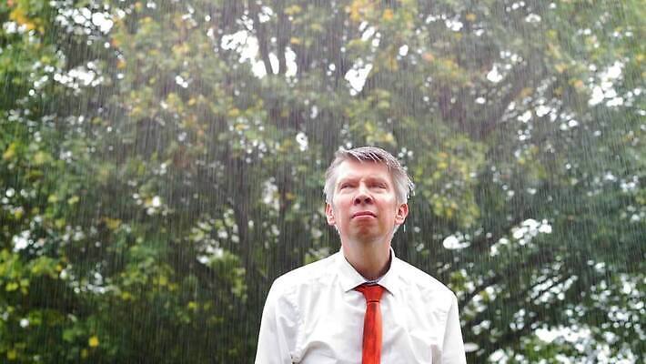 백인 남자 회사 비즈니스 날씨 아이디어 한명 안전 야외 젖음 도전 비즈니스맨 좌절 고독 계획 위험 결심 예측 빗방울 명상 투자 패배 노력 폭풍 업무과다 문제 역경 우울증 적자 투쟁 자극 MP4 해외동영상 클립영상 서양인 1 감정 컨셉 사람 업무 직장인 비_날씨 질병 동영상 파일형식