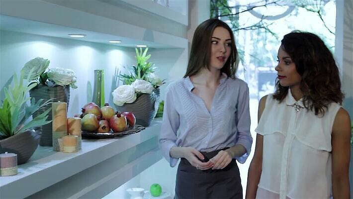 식물 디자인 여자 꽃 행복 컬러 꽃다발 꽃무늬 과일 비즈니스 자연 노동자 선반 실내 사람 성인 두명 장식 빨간색 초록색 컬러풀 장미 갈색 노란색 상점 꽃병 터치 신선 시장 배열 꽃집 블라우스 웨이브 쇼 가넷 구성 돌봄 온실 놓기 MP4 해외동영상 클립영상 직업 감정 가구 상의 무늬 모션 내부 보석 생태계 동영상 파일형식