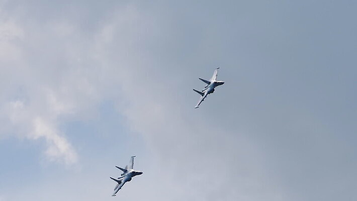 무기 날개 교통시설 하늘 비행기 사람없음 그룹 전시회 항공 군용 러시아 쇼 제트기 에어쇼 대패 러시아인 MOV 해외동영상 클립영상 서양인 유럽 교통 항공교통 대중교통 군대 전시 시설 동영상 파일형식