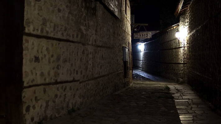 외관 도로 벽 건축양식 창문 벽돌 거리 아파트 주택 사람없음 내부 건물 목재 빛 문 검은색 어둠 손상 회색 골동품 램프 도시 범죄 역사 야간 신비 부식 통로 대문 타운 구식 그런지 깨짐 방법 빈민가 옛날 콘크리트 4K MOV 해외동영상 클립영상 자연요소 나무 건축물 건축 길 컬러 컨셉 재료 교통시설 조명 동영상 파일형식