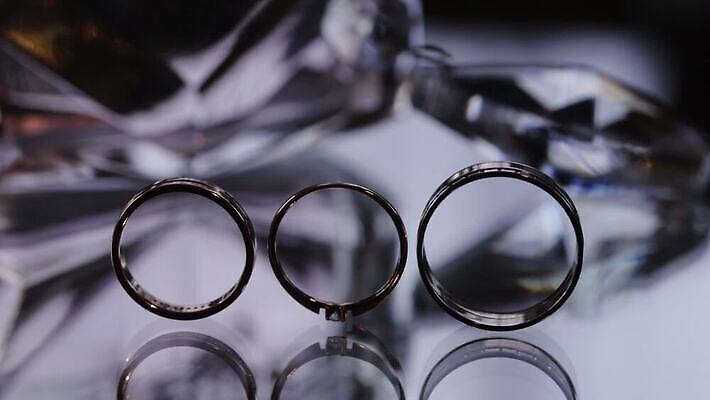 전통 커플 기념일 결혼 2 장신구 결혼식 남편 함께함 선물 사랑 사람없음 빛 금속 흰색 축하 반지 아내 쌍 황금 고급 닫기 은색 보석 심볼 오브젝트 다이아몬드 약혼 고립 백금 제안 MOV 해외동영상 클립영상 감정 컬러 컨셉 관계 모션 재질 이벤트 광석 약속 동영상 파일형식