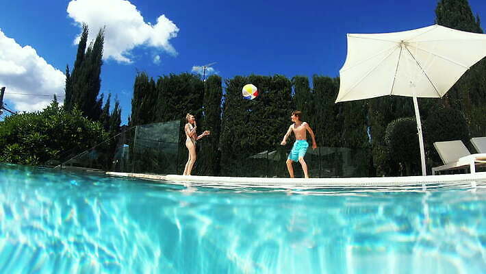 백인 웰빙 여자 남자 행복 여행 공 아프리카 놀이 휴가 휴식 수영장 함께함 소년 야외 두명 10대 울타리 던지기 스페인 가림막 남아프리카 케이프타운 남유럽 4K MOV 해외동영상 클립영상 서양인 감정 유럽 나라 어린이 컨셉 모션 청소년 사람 담장 동영상 남아프리카공화국 파일형식