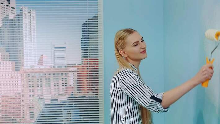 여자 꽃 벽 컬러 창문 아파트 주택 한명 내부 장식 인테리어 사무실 고층빌딩 페인트 방 공구 붓 업무 얼룩 그리기 수리 롤러 페인트붓 화가 DIY 업그레이드 4K MOV 해외동영상 슬로모션 클립영상 식물 직업 1 디자인 비즈니스 모션 촬영기법 사람 빌딩 취미 건물 도구 작업 동영상 파일형식