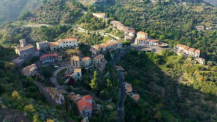 유럽 여행 건축양식 지붕 산 주택 파노라마 사람없음 건물 관광지 교회 마을 이탈리아 낭만 시골 중세 역사 영화관 지중해 필름 영화 언덕 엽서 북쪽 타운 마피아 숭배 옛날 4K MP4 해외동영상 클립영상 건축물 건축 나라 바다 컨셉 종교건축 문화예술 촬영기법 도시 편지 극장 방향 동영상 파일형식