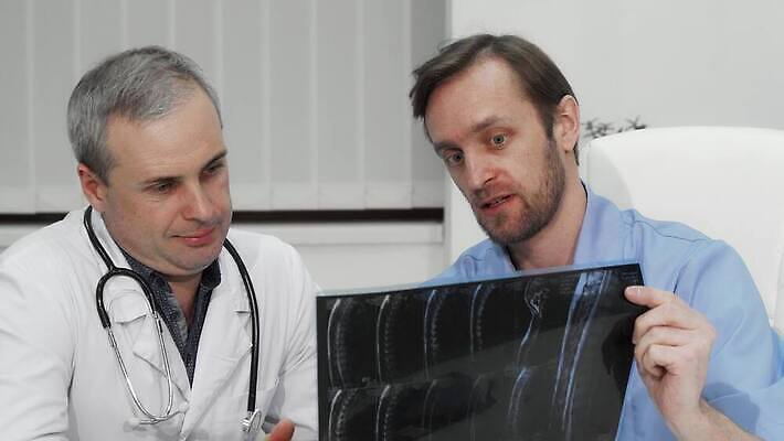 직업 남자 유니폼 청진기 회의 협력 아이디어 기술 엑스레이 건강 병원 사람 두명 치료 사무실 약 의사 그룹 수술 씻기 질병 토론 동료 직원 외과 심각 통일 콜라보레이션 4K MOV 해외동영상 클립영상 옷 컨셉 비즈니스 의학 관계 의료기기 청결 의료진 동영상 파일형식