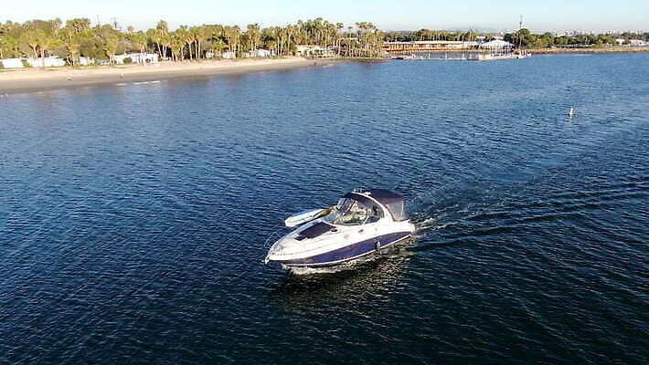 호수 스포츠 파도 바다 여행 요트 자연 휴가 항해 사람없음 물 파란색 태양 반사 항구 미국 기쁨 흰색 만 보트 고급 크루즈 함선 연료 포트 엔진 석호 모터 레가타 뱃놀이 산티아고 소금물 조감도 4K MOV 해외동영상 클립영상 자연요소 감정 컬러 컨셉 북아메리카 배_교통 교통시설 전통놀이 생태계 동영상 파일형식