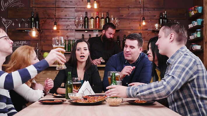 백인 라이프스타일 여자 남자 행복 음료 데이트 유리 탁자 휴가 맥주 피자 함께함 실내 대화 미소 웃음 사람 성인 내부 친구 파티 식당 우정 모임 축하 알코올 칵테일 바 그룹 야간 저녁 먹기 토스트 유흥 4K MOV 해외동영상 슬로모션 클립영상 자연요소 서양인 감정 빵 가구 컨셉 관계 모션 재질 주류 패스트푸드 서양음식 촬영기법 표정 말하기 이벤트 생활 상점 동영상 파일형식