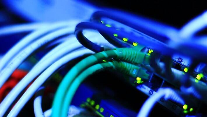 선 컨셉 인터넷 비즈니스 통신 부분 기술 사람없음 파란색 컴퓨터 디지털 자료 장비 정보 그물 네트워크 센터 플러그 전기에너지 연결 접속 속도 전자 철사 시스템 포트 스위치 랜 서버 신발장 인터페이스 네트워킹 MOV 해외동영상 클립영상 컬러 전자제품 에너지 동영상 파일형식