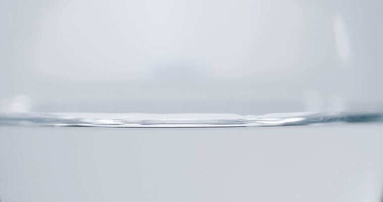 스튜디오촬영 음료 과학 백그라운드 컨셉 유리 표면 추상 실내 실험 사람없음 물 반사 거품 흰색 액체 황금 기름 크리스탈 상승 4K 락다운 MOV 해외동영상 클립영상 자연요소 음식 컬러 무늬 재질 내부 광석 동영상 파일형식