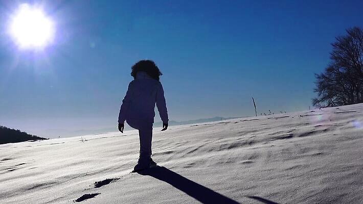 계절 남자 실루엣 스포츠 여행 겨울 자국 자연 산 사람 사람없음 야외 달리기 태양 여행객 걷기 얼음 산책 등산 트래킹 하이킹 추위 탐험 흰색 폭풍 설피 하이커 눈내림 MP4 해외동영상 클립영상 자연요소 컬러 모션 레저 날씨 휴식 눈_날씨 촬영기법 생태계 동영상 파일형식