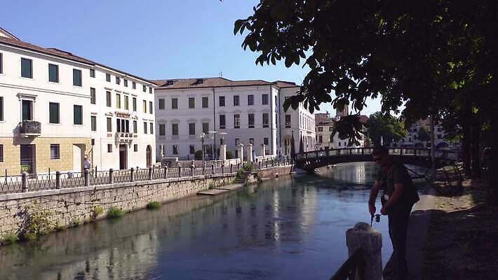 나무 공원 유럽 길 여행 잎 건축양식 자연 하늘 거리 주택 한명 야외 건물 초록색 물 강 검은색 이탈리아 낭만 흰색 도시 센터 역사 그림 운하 낚시꾼 타운 옛날 가리발디 4K MP4 해외동영상 클립영상 자연요소 식물 1 건축물 공공시설 건축 나라 컬러 컨셉 사람 생태계 위인 동영상 정치가 파일형식