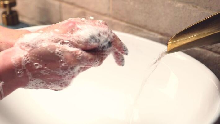 여자 모션 벽돌 관리 사람없음 주방 거품 욕실 바위 흰색 사발 바이러스 씻기 빨래 청소 타일 싱크대 비누 청동 느림 놋쇠 살균 효과 4K MOV 해외동영상 클립영상 컬러 가사 사람 위생용품 청결 돌_바위 사기그릇 개수대 동영상 파일형식