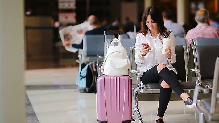 구름 해외 라이프스타일 웰빙 여자 여행 비즈니스 창문 교통시설 휴가 비행기 건강 한명 사람 여행객 자유 시간 휴게실 기다림 티켓 역 공항 도착 항공 출발 승객 대패 떠남 수하물 착륙 터미널 혼자 MOV 해외동영상 클립영상 자연요소 1 교통 컨셉 항공교통 모션 대중교통 생활 시설 동영상 파일형식