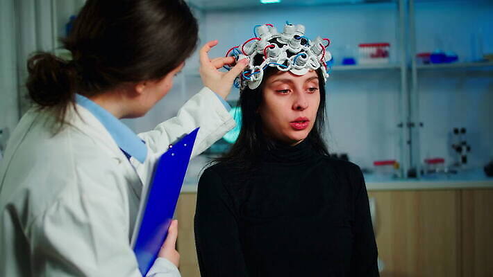 과학 건강 병원 실험 스터디 컴퓨터 약 머리 디지털 스크린 모니터 헤드폰 기계 장비 환자 의사 정보 마음 네트워크 엔지니어 실험실 질병 연구원 과학자 분석 뇌 시설 하이테크 조절 개발 스캐너 4K MOV 해외동영상 클립영상 직업 음향기기 컨셉 의학 기술 신체부위 전자제품 학습 의료진 기술자 동영상 학자 파일형식