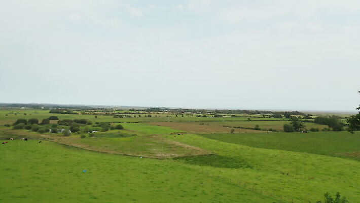 나무 구름 유럽 도로 모래 바다 여행 자연 하늘 휴가 영국 안테나 파노라마 풍경 해변 사람없음 야외 초록색 물 파란색 강 컬러풀 햇빛 해조류 땅 스카이라인 동영상 드론 인기 스코틀랜드 4K MOV 해외동영상 클립영상 자연요소 식물 나라 길 컬러 통신 교통시설 촬영기법 태양 해양식물 생태계 파일형식