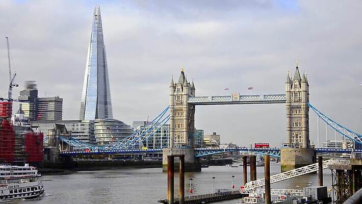 구름 유럽 여행 건축양식 하늘 영국 잉글랜드 사람없음 건물 물 파란색 강 도시풍경 탑 고층빌딩 도시 보트 역사 큼 심볼 런던 천연기념물 랜드마크 수도권 왕국 템스강 MOV 해외동영상 클립영상 자연요소 건축물 건축 나라 컬러 배_교통 풍경 빌딩 크기 지역 동영상 파일형식