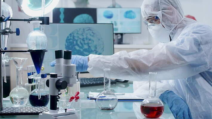 직업 남자 산업 컬러 과학 건강 현미경 실험 작업복 가면 사람없음 스터디 컴퓨터 약 3D 스크린 장비 의사 코트 램프 작업 액체 기술자 실험실 결과 질병 연구원 과학자 뇌 생물학 비커 튜브 발견 조제 돌봄 화학자 4K MOV 해외동영상 클립영상 옷 교육 컨셉 의학 모션 조명 실험기구 사람 전자제품 학습 외투 의료진 디지털합성 만들기 동영상 학자 파일형식