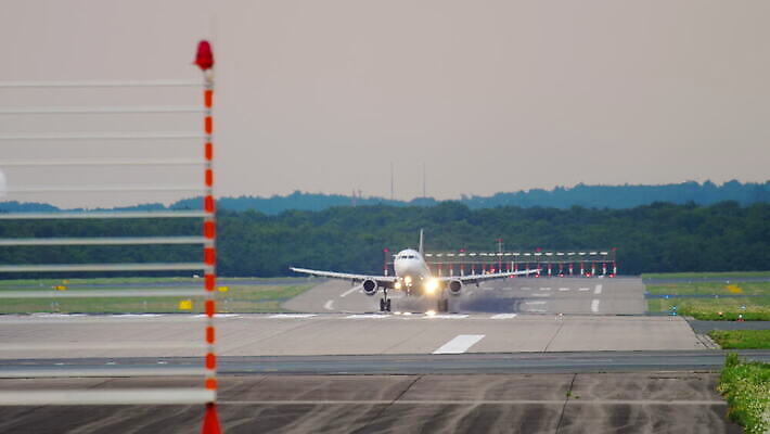 교통시설 조류 하늘 비행기 사람없음 공항 항공 상업 제트기 승객 엔진 대패 착륙 접근 항공사 4K MOV 해외동영상 클립영상 동물 산업 교통 항공교통 대중교통 시설 동영상 파일형식
