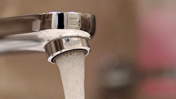 디자인 음료 백그라운드 가정 자연 주택 사람없음 내부 아웃포커스 물 빛 달리기 금속 주방 장비 젖음 흐름 추위 욕실 흰색 오픈 뜨거움 액체 개울 고리 고급 떨어짐 위생 빨래 은색 싱크대 수도꼭지 화장실 복고 대야 배관공 위생관리 철강 스타일 4K MP4 해외동영상 클립영상 자연요소 컬러 컨셉 가사 모션 재질 촬영기법 관리 건물 강 개수대 생태계 동영상 파일형식