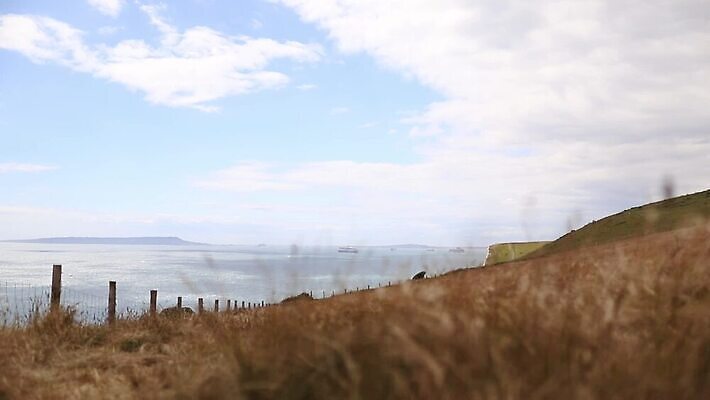 모자 유럽 선 바다 섬 여행 백그라운드 자연 하늘 휴가 영국 잉글랜드 파노라마 사람 풍경 사람없음 야외 초록색 물 도시풍경 역사 언덕 장면 지역 포트 동영상 랜드마크 수평선 MOV 해외동영상 클립영상 자연요소 잡화 나라 컬러 촬영기법 도시 생태계 파일형식