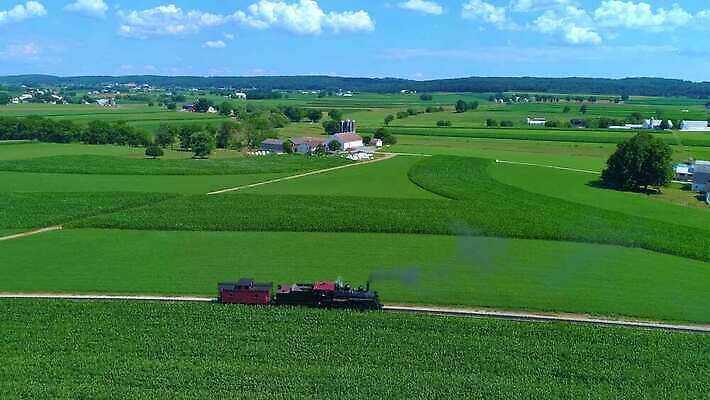산업 교통시설 안테나 사람없음 세로 빛 금속 검은색 힘 기계 기찻길 운전 기차 골동품 화물 시골 운전사 연기 수증기 철 묘사 박물관 상업 무거움 엔진 드론 서쪽 선로 철강 4K MOV 해외동영상 클립영상 직업 육상교통 컬러 교통 통신 모션 재질 대중교통 운송업 무게 방향 시설 동영상 파일형식