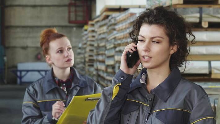 직업 산업 유니폼 회사 비즈니스 통신 공장 노동자 세포 함께함 두명 스마트폰 화물 작업 작업실 기술자 엔지니어 연결 종업원 창고 부름 수납 소매 경영 조작 공급 4K MOV 해외동영상 클립영상 옷 컨셉 공업 모션 사람 핸드폰 스마트기기 운송업 동영상 파일형식