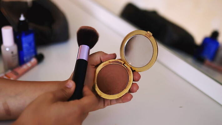 손 여자 컬러 백그라운드 가방 장신구 그림자 성인 빨간색 컬러풀 뷰티 유행 페인트 화장품 거울 립스틱 흰색 붓 화려 닫기 상품 가루 볼터치 피부 책상 오브젝트 준비 만들기 아이섀도 돌봄 스타일 4K MOV 해외동영상 클립영상 잡화 가구 컨셉 모션 사람 신체부위 화장 동영상 파일형식