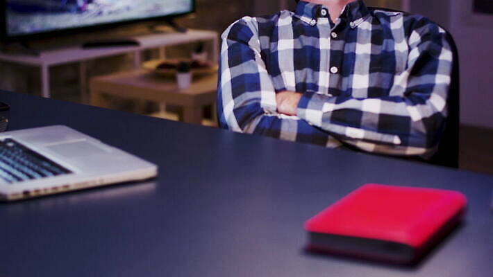 직업 1 손 남자 백그라운드 셔츠 사업가 탁자 수염 주택 직장 피곤 사람 성인 세명 노트북 컴퓨터 잠 업무 비즈니스맨 야간 책상 업무과다 4K MOV 해외동영상 클립영상 자연요소 가구 컨셉 상의 회사 비즈니스 건물 신체부위 전자제품 작업 직장인 동영상 파일형식