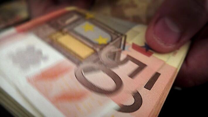 직업 손 종이 백그라운드 지폐 돈 비즈니스 성공 관리 정장 사람없음 금융 사무실 검은색 어둠 거래 저축 유로 잡기 악단 업무 비즈니스맨 계산 시장 재산 구매 주기 투자 만들기 결제 계산서 월급 빚 마피아 부정부패 세금 카운트 4K MP4 해외동영상 클립영상 옷 남자 음악 컬러 컨셉 모션 신체부위 경제 쇼핑 작업 직장인 동영상 파일형식