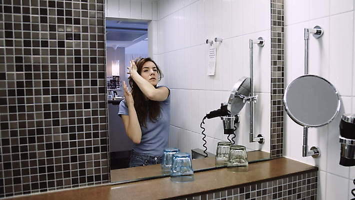 백인 얼굴 함께함 실내 표정 한명 내부 뷰티 반사 놀람 거울 욕실 미녀 화장실 내추럴 유아독존 성인여자만 4K MOV 해외동영상 클립영상 서양인 1 감정 컨셉 사람 신체부위 미인 동영상 여자만 성인만 파일형식