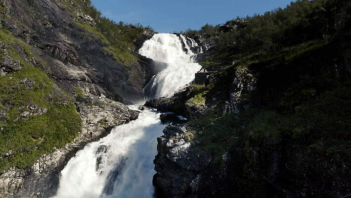 주간 나무 여행 자연 산 노르웨이 사람없음 파란색 강 계곡 폭포 보트 숲 언덕 북쪽 스칸디나비아 피오르 4K MOV 해외동영상 클립영상 자연요소 식물 유럽 컬러 배_교통 방향 생태계 지형 동영상 파일형식