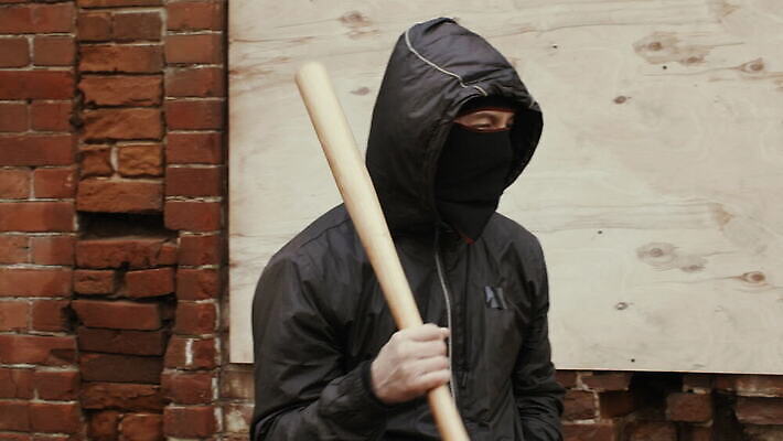 백인 손 남자 무기 얼굴 백그라운드 거리 가면 한명 사람 검은색 재킷 야구 덮개 분노 표현 잡기 도시 폭력 방어 범죄 위험 싸움 공포 박쥐 지역 불만 깡패 4K MOV 해외동영상 클립영상 서양인 1 감정 컬러 컨셉 포유류 모션 어류 신체부위 구기 외투 뚜껑 사회이슈 동영상 파일형식