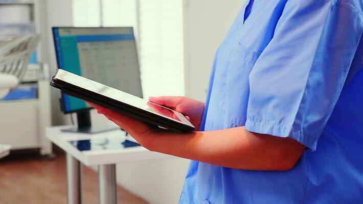 직업 백그라운드 조명 엑스레이 건강 치과 병원 설명 치료 약 디지털 스크린 장비 환자 간호사 의사 도구 램프 가리킴 기록 잡기 작업 닫기 치아 캐비닛 치과의사 예방 치아교정 치통 4K 구강학 MOV 해외동영상 클립영상 의학 모션 손짓 의료진 소화기관 질병 사물함 교정 동영상 파일형식