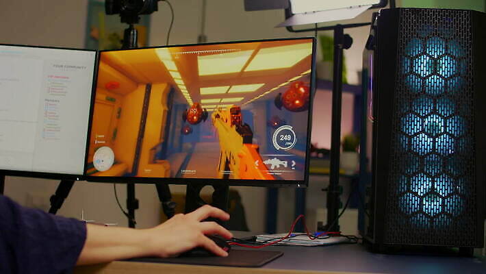 백인 직업 인터넷 놀이 주택 대화 컴퓨터 스크린 모니터 헤드폰 흐름 게임 키보드 네트워크 개울 야간 쥐 믹서 마이크 흥분 네온 사수 온라인 동영상 비디오게임 생존 많음 4K MOV 해외동영상 클립영상 자연요소 서양인 감정 음향기기 컨셉 말하기 건물 전자제품 강 설치류 파일형식