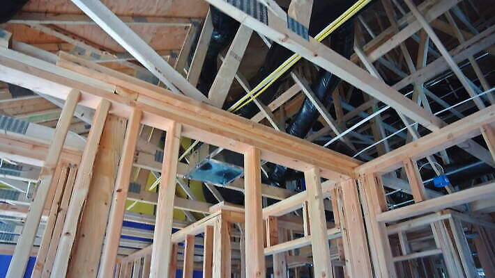 외관 산업 벽 캐나다 건축양식 지붕 새로움 아파트 주택 프레임 건설업 사람없음 내부 건물 목재 빛 미국 건설현장 수리 널 아래 뼈대 잡동사니 복원 설치 수목 합판 4K MOV 해외동영상 클립영상 나무 건축물 건축 컨셉 북아메리카 재료 방향 위치 동영상 파일형식