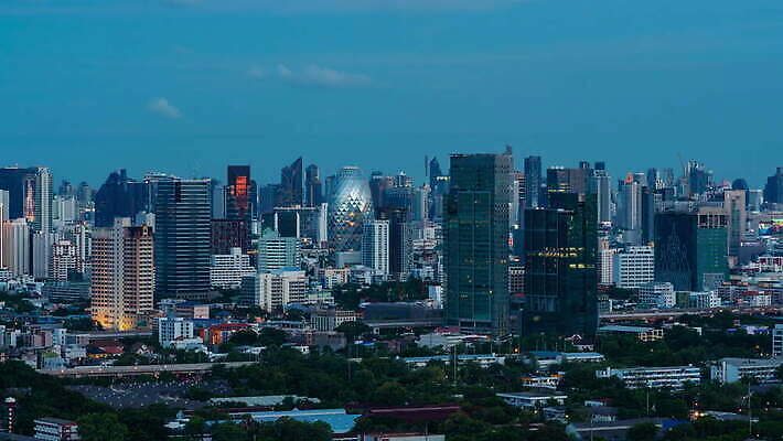 공공시설 아시아 도로 여행 비즈니스 건축양식 교통시설 모션 태국 하늘 아파트 주택 파노라마 풍경 사람없음 야외 건물 금융 파란색 빛 도시풍경 사무실 탑 고층빌딩 황혼 새벽 도시 고속도로 도심 야간 저녁 방콕 바쁨 장면 타운 스카이라인 랜드마크 수도권 4K 타임랩스 MOV 해외동영상 클립영상 자연요소 건축물 건축 나라 길 컬러 교통 촬영기법 빌딩 경제 일몰 시설 지역 동영상 파일형식