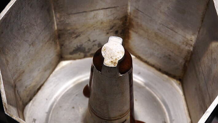 전통 문화 커피 음료 아침 사람없음 가로 갈색 금속 주방 이탈리아 카페 장비 신선 뜨거움 액체 클래식 아침식사 냄비 더위 오브젝트 준비 이탈리아문화 복고 만들기 아로마 에스프레소 따뜻한음료 모카 블랙커피 양조 철강 카페인 4K MOV 해외동영상 클립영상 주간 유럽 컬러 컨셉 모션 재질 날씨 상점 식사 솥 동영상 유럽문화 파일형식