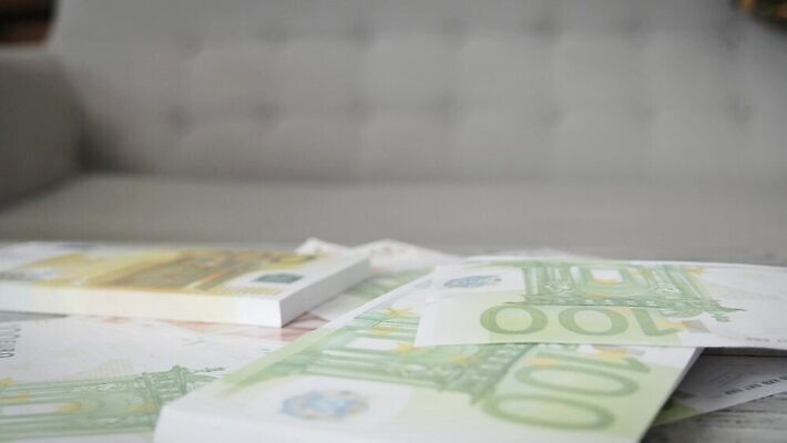 손 무기 컨셉 돈 비즈니스 사람없음 권총 총 폭력 범죄 재산 경찰 위험 위협 심볼 오브젝트 딜러 총알 살인 깡패 마피아 불법 4K MP4 해외동영상 클립영상 직업 신체부위 금융 사회이슈 동영상 파일형식