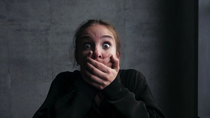 백인 응시 여자 벽 컨셉 청소년 실내 표정 한명 뷰티 놀람 표현 무서움 걱정 장면 충격 연극 비명 콘크리트 호러 4K MOV 해외동영상 클립영상 서양인 1 시선 감정 문화예술 사람 내부 공포 동영상 파일형식