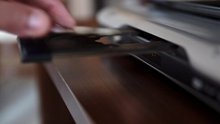 손 음악 백그라운드 놀이 주택 쟁반 사람없음 전자제품 컴퓨터 디지털 자료 소리 장비 운전 정보 광선 CD 흰색 디스크 오픈 은색 미끄럼틀 영화관 극장 영화 오디오 수납 멀리 동영상 멀티미디어 연소 DVD 고립 녹음기 삽입 소프트웨어 제어 플레이어 놓기 4K MP4 해외동영상 클립영상 컬러 모션 문화예술 건물 신체부위 질병 놀이기구 파일형식 녹음_기록