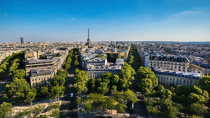 나무 전통문화 도로 여행 건축양식 자동차 하늘 거리 주택 풍경 사람없음 야외 관광지 도시풍경 프랑스 도시 시티라이프 지역 연립주택 구시가지 랜드마크 수평선 파리(프랑스) 4K 타임랩스 MOV 해외동영상 클립영상 식물 전통 라이프스타일 건축 유럽 문화 길 육상교통 교통시설 촬영기법 건물 동영상 파일형식