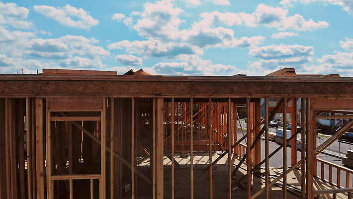 디자인 외관 산업 벽 건축양식 하늘 지붕 새로움 아파트 주택 프레임 사람없음 야외 내부 건물 목재 파란색 태양 건설현장 수리 땅 아래 통나무 목공예 콘도 뼈대 잡동사니 진행 복원 리모델링 수목 합판 4K MOV 해외동영상 클립영상 자연요소 나무 건축물 건축 컬러 컨셉 재료 숙소 건설업 공예 방향 위치 동영상 파일형식